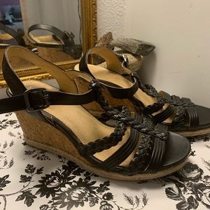 Size 6 black straps with tan wedge and beige trim